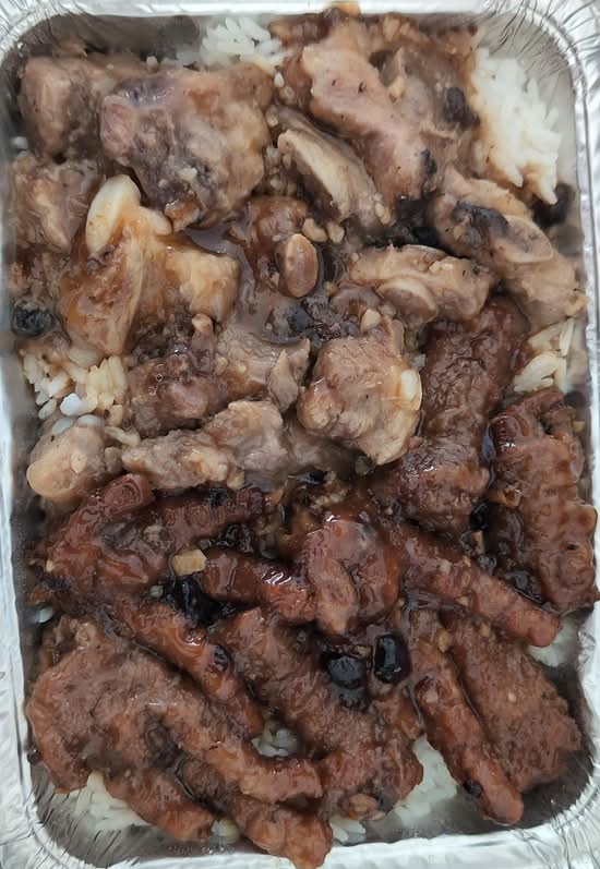 Steamed Chicken Feet and Pork Spare Ribs on Rice (鳳爪排骨蒸飯）
